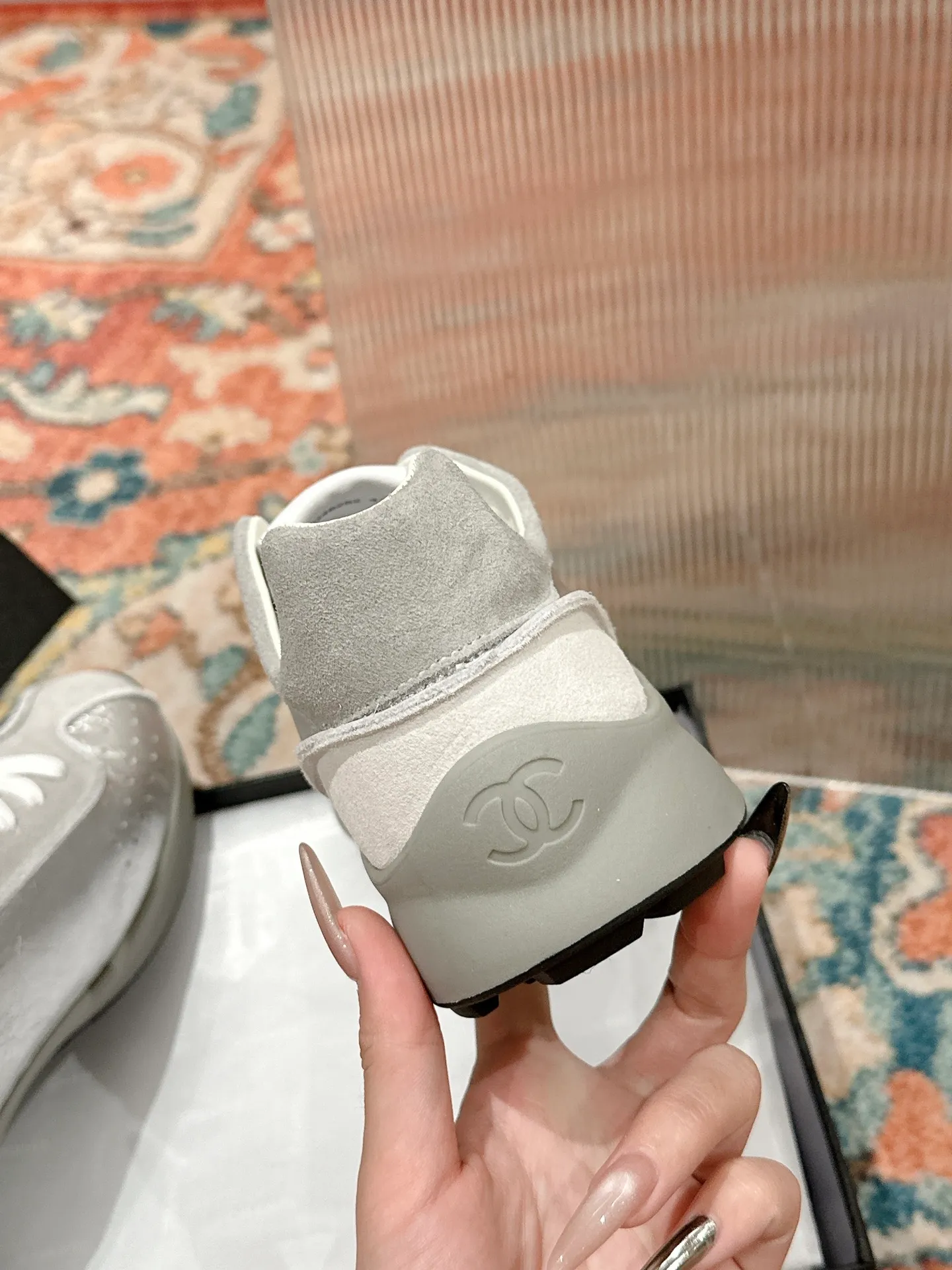 👟👟Ex-factory price 600👟👟 CHANEL Chanel classic sneakers, super internet celebrity series! There are so many Internet celebrities on their feet, and the counter is super popular〰️〰️ The world of Chanel has always been a dream for girls, the simple partition design is a super interpretation of multiple texture effects, the most eye-catching LOGO double C is also my favorite, no matter how you match it on your feet, the effect is completely amazing✔✔✔I must recommend you to buy this one⚡️⚡️Bangladesh environmentally friendly leather upper, original private model TPU outsole The color details are all compared 🆚 at the counter! Perfect presentation with zero color difference ❥ ❥ Every detail is beyond the genuine level! There is no pressure in and out of the counter☑️Number of yards: 35-40